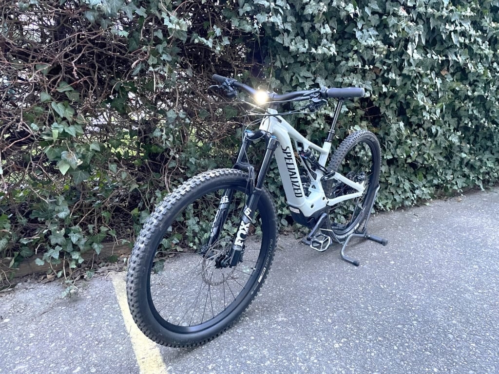E-Bike Specialized mit Lupine Frontlicht vor Hecke