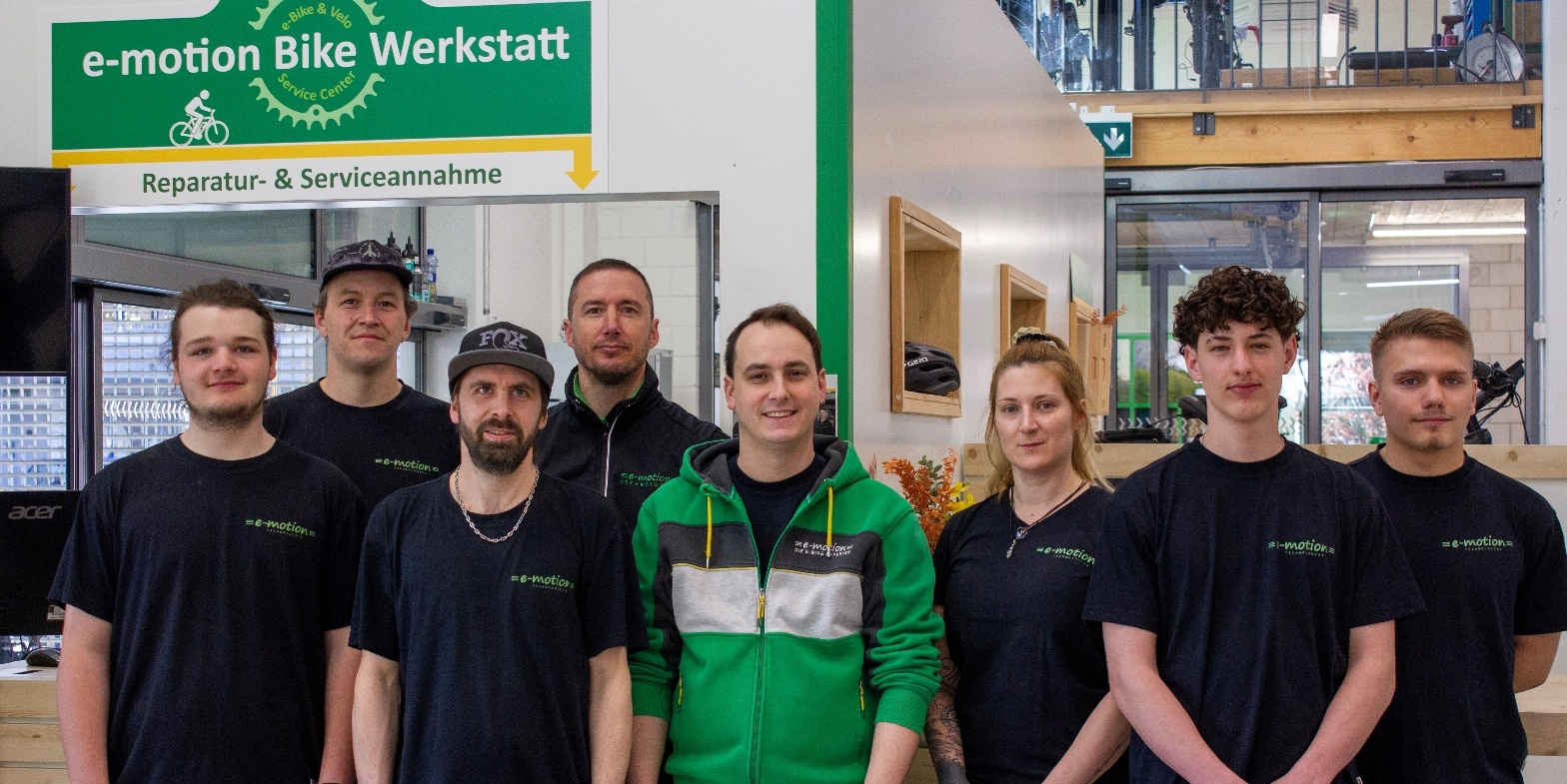 Das Bild zeigt das Team von e-motion e-bikes in Dietikon