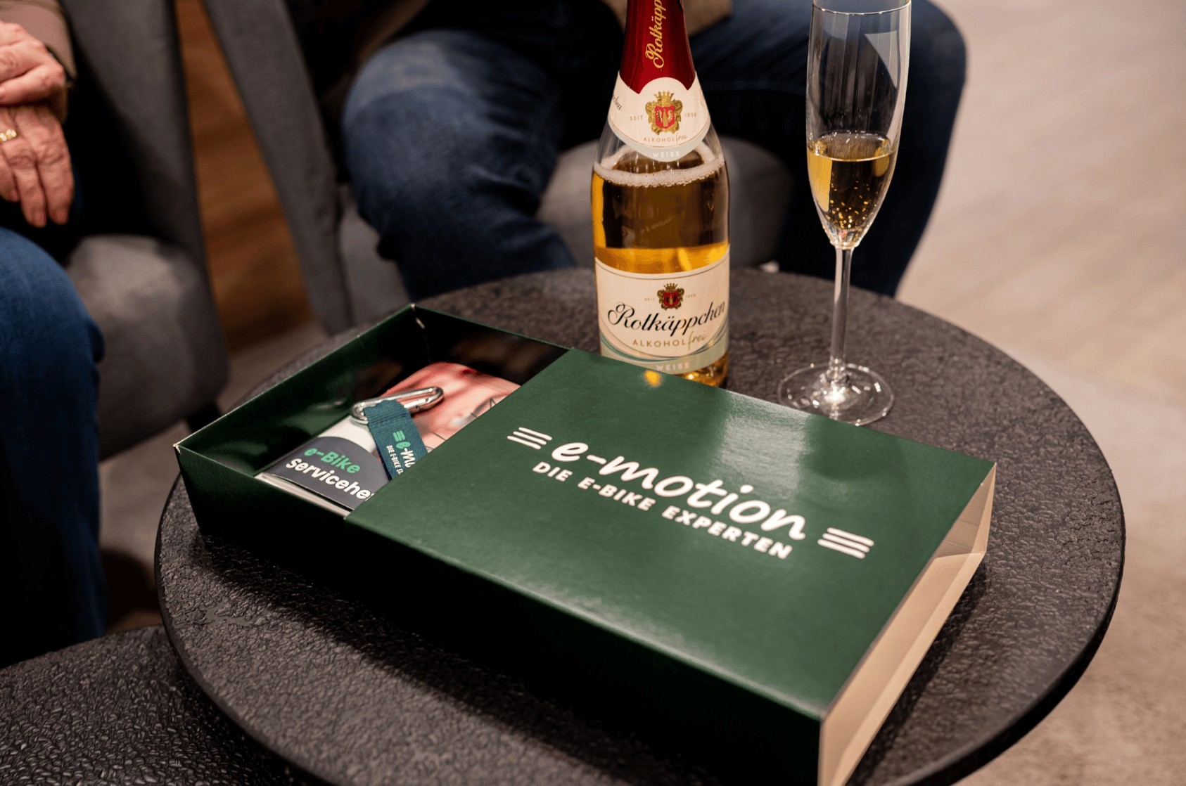Eine grüne e-motion VIP Box mit Sektempfang