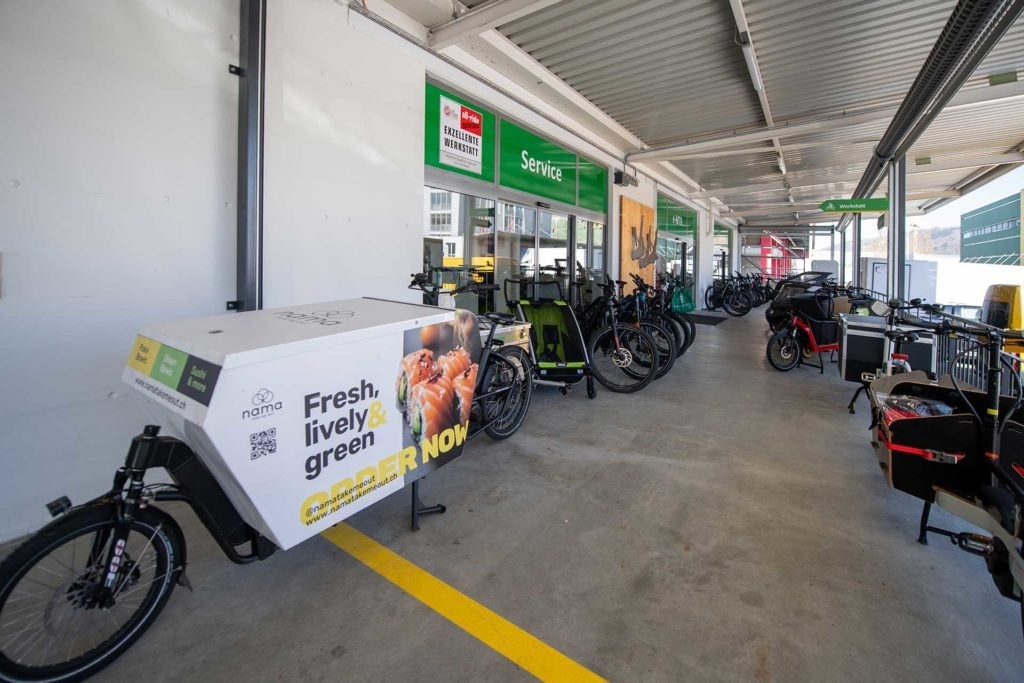E-Bike-Verleihstation mit verschiedenen Modellen und Servicebereich