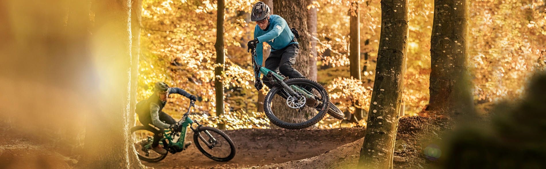 Erlebe aufregende Trails mit den All-Mountain Bikes von Rocky Mountain. Perfekt für Abenteuer im Herbstwald.
