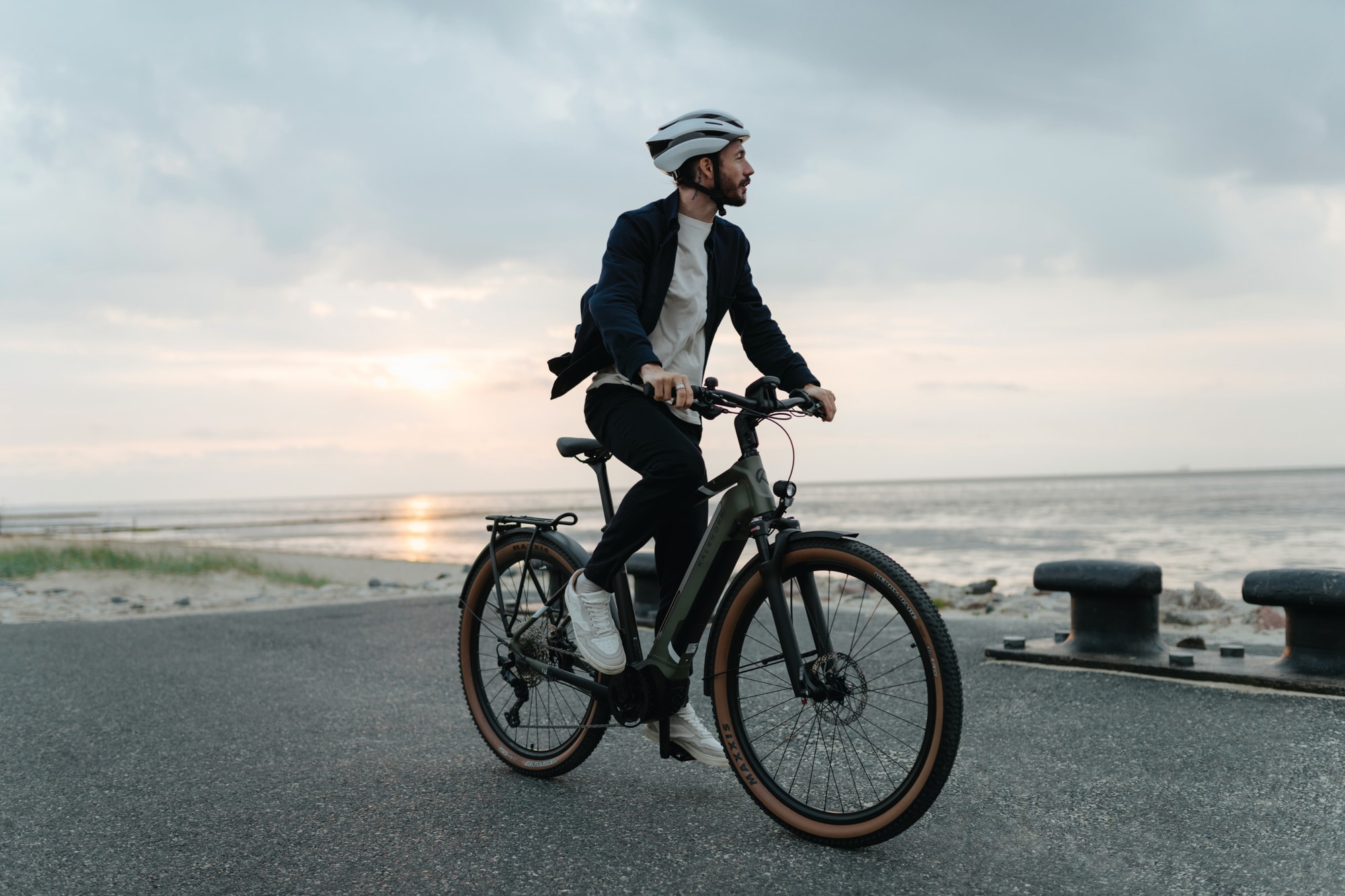 Entdecken Sie das Kalkhoff Trekking e-Bike für Abenteuer. Perfekt für Fahrten entlang der Küste oder auf der Straße