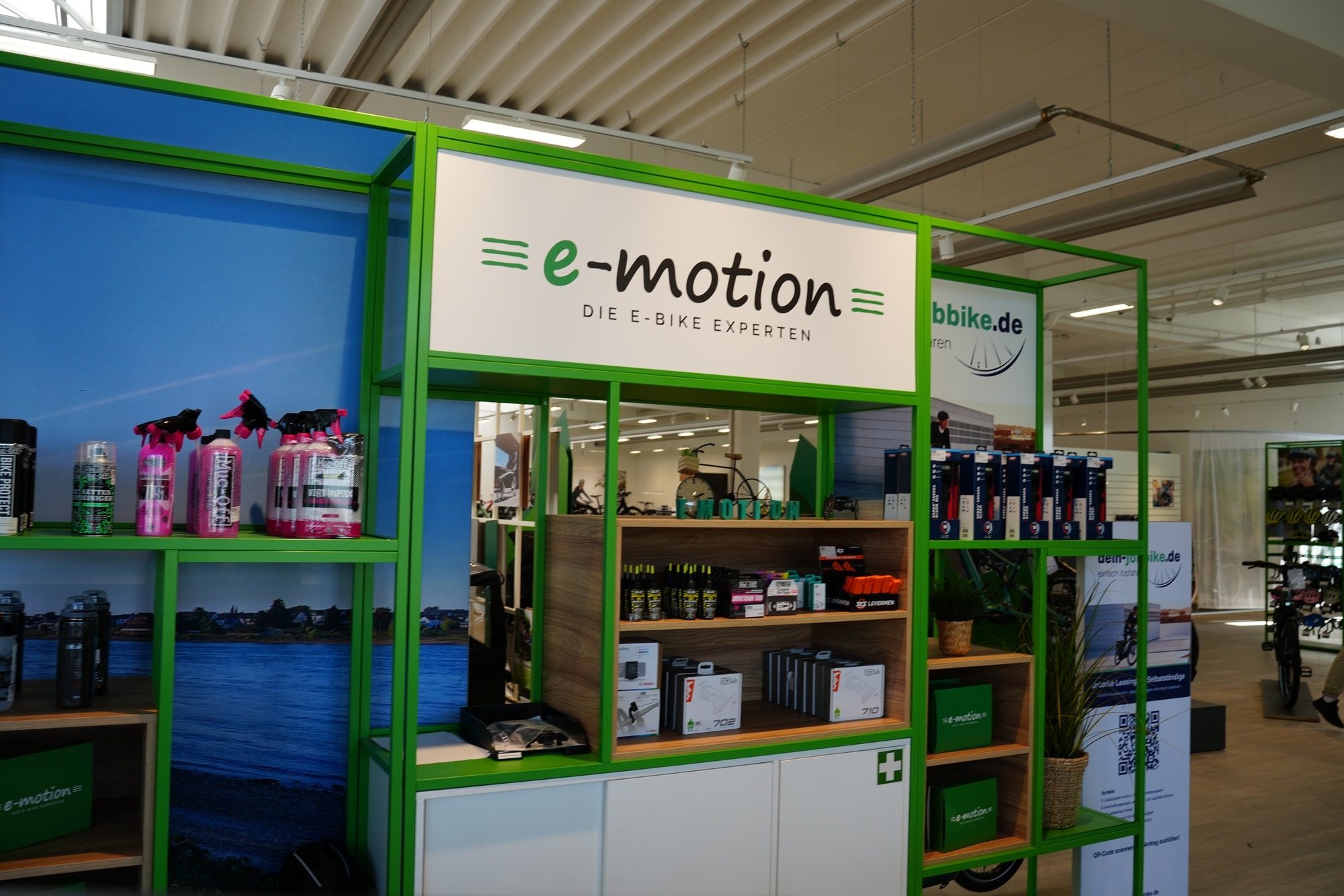 Entdecken Sie E-Bike Zubehör bei E-Motion. Hochwertige Pflegeprodukte und Zubehör im Fachgeschäft.