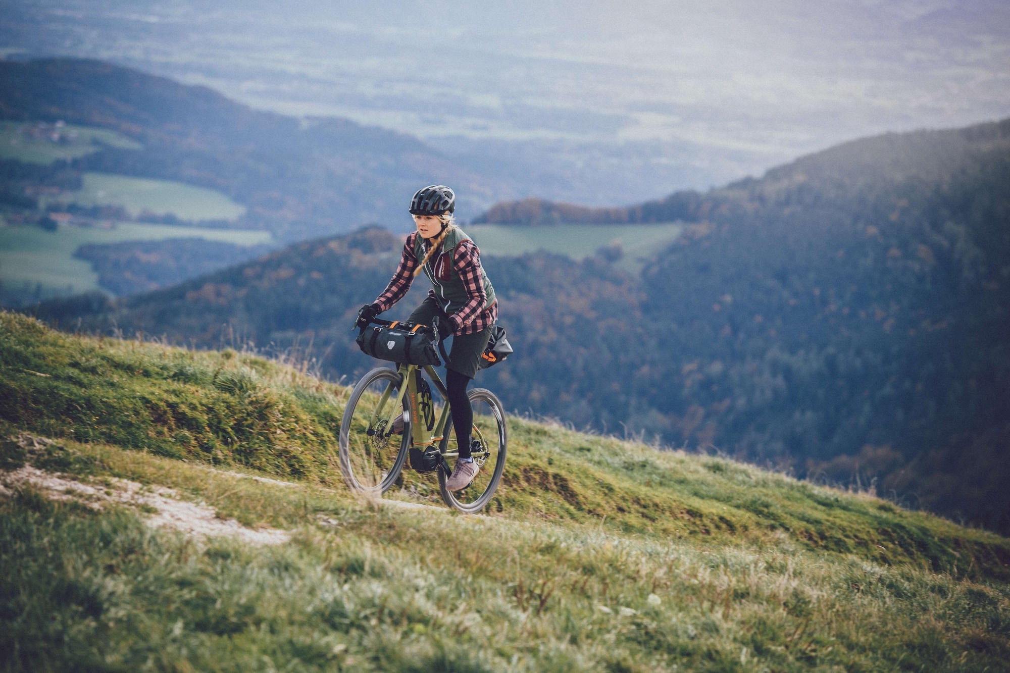 Entdecken Sie das Husqvarna Gran Gravel 6 Bike für abenteuerliche Fahrten über hügelige Landschaften. Perfekte Wahl
