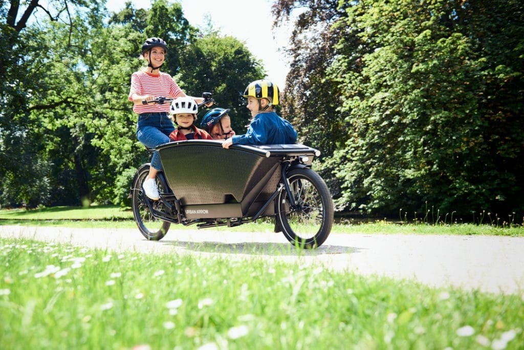 Familie auf Urban Arrow Family E-Bike im Park