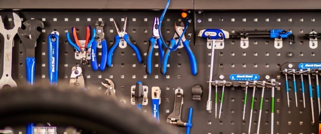 Werkstattwand mit Werkzeugen fĂĽr Fahrradreparatur