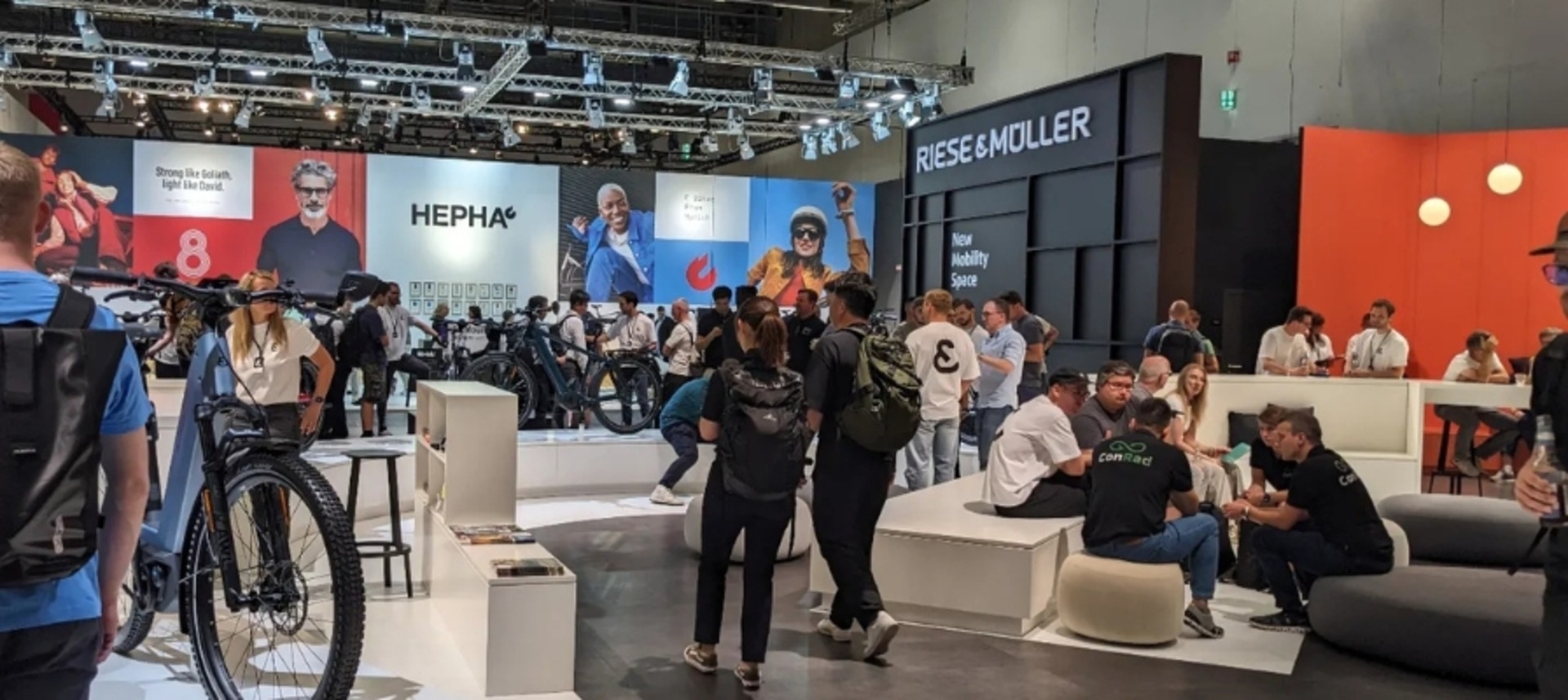 Das Bild zeigt einen Messestand von RIESE & MÜLLER auf der Eurobike