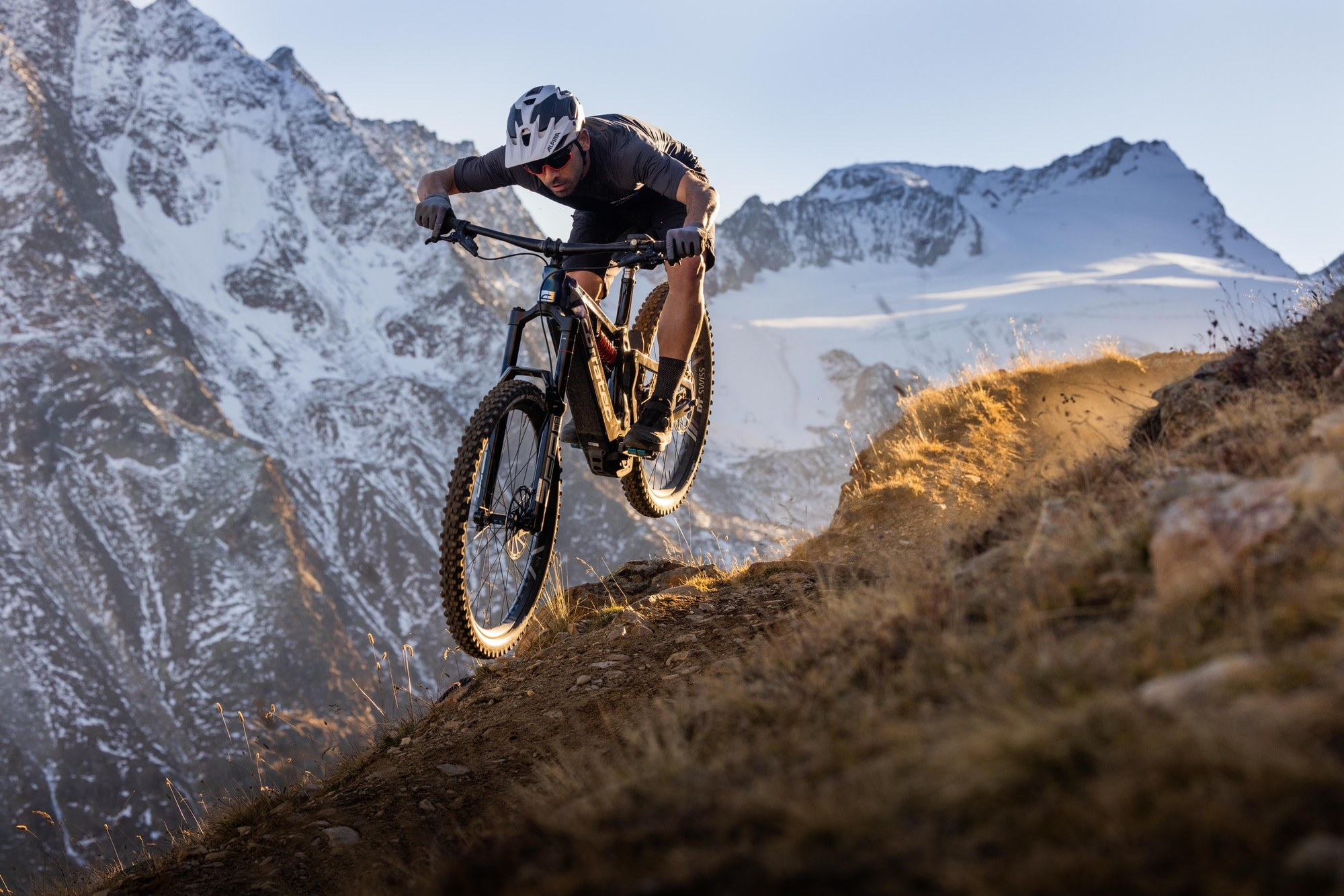Erleben Sie die Freiheit der Berge mit dem Corratec E-Mountainbike. Perfekt für anspruchsvolle Trails in beeindruck