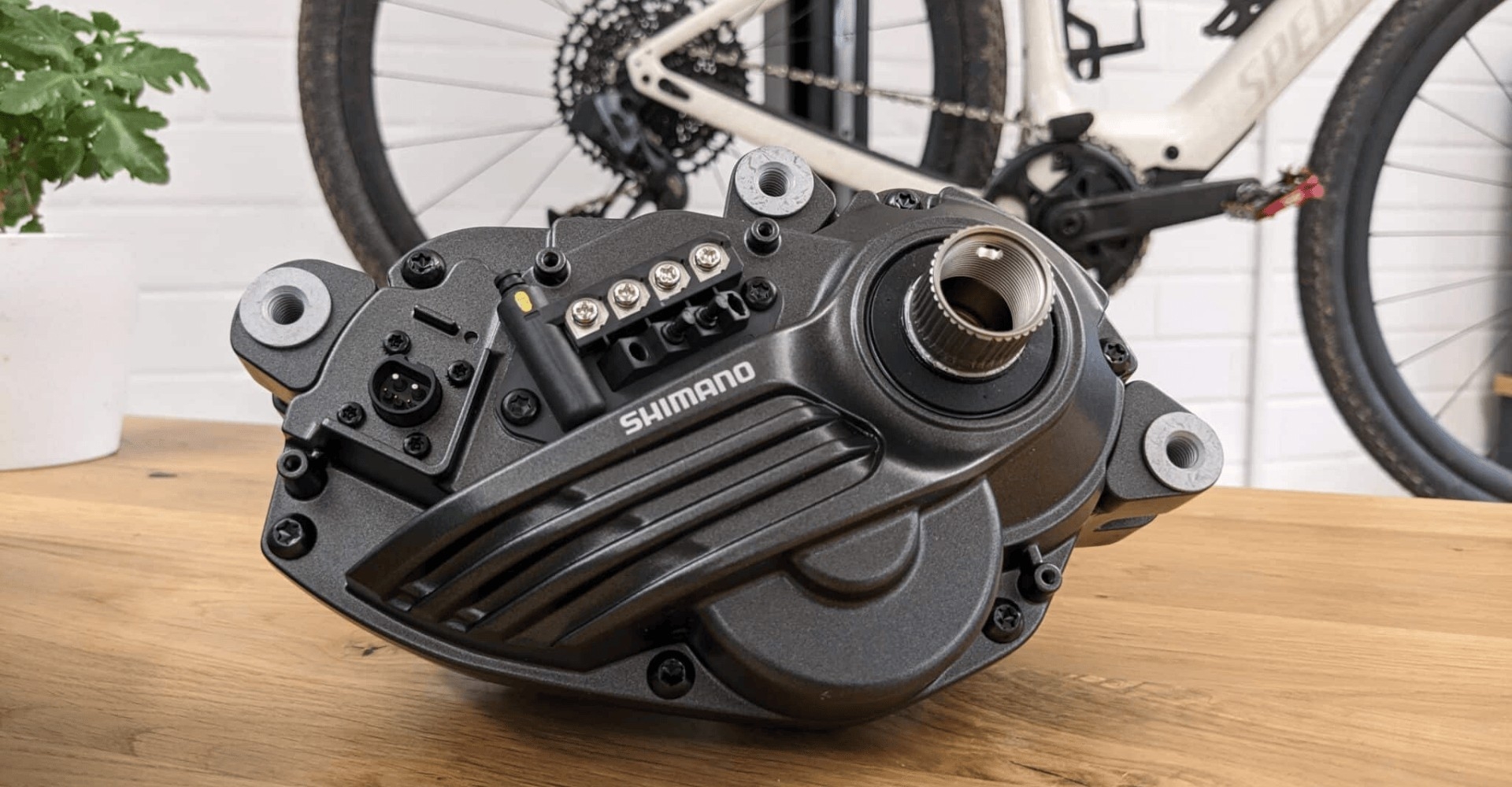 Der Shimano EP801 Motor liegt ausgebaut auf dem Tisch