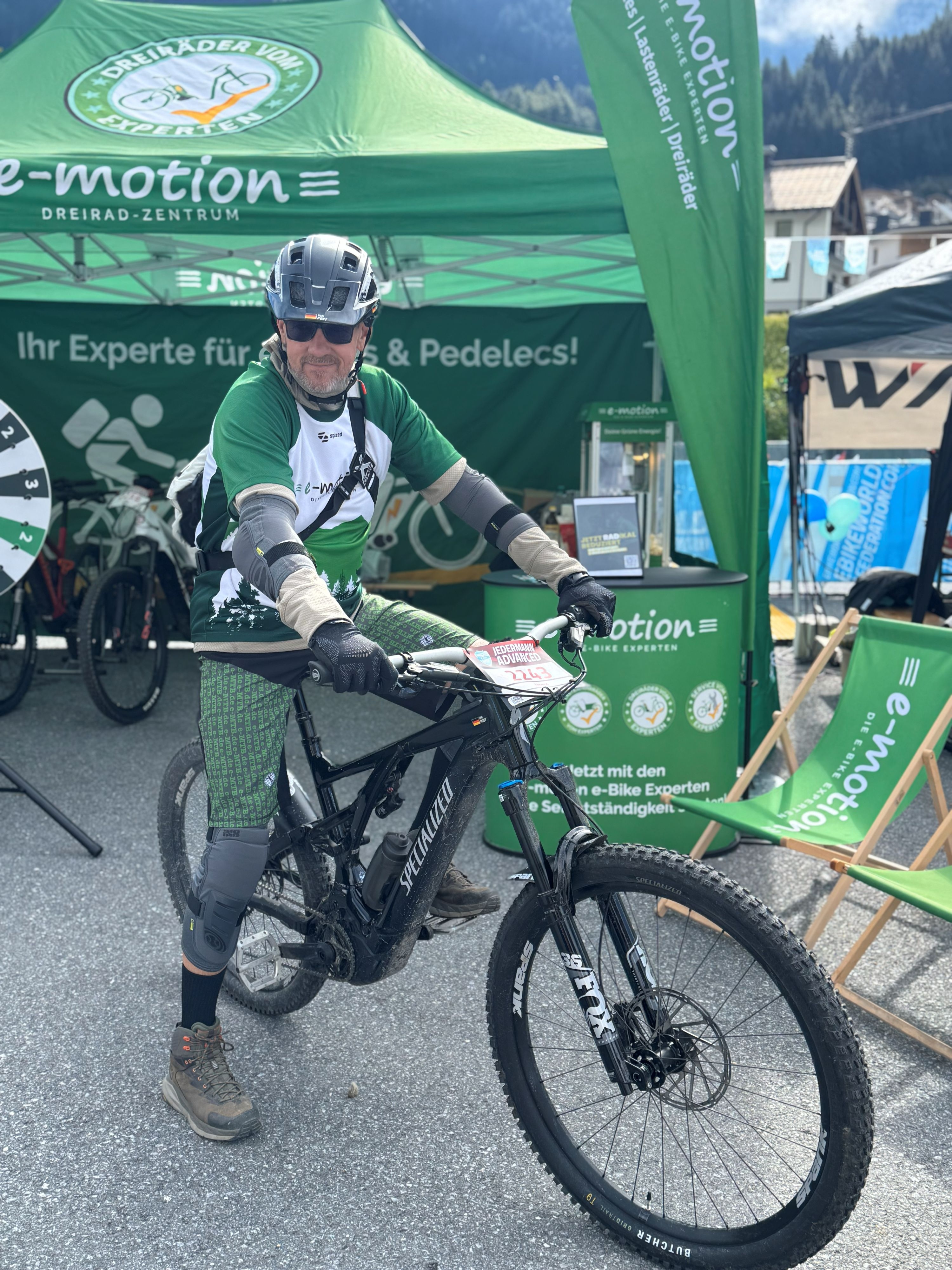 Das Bild zeigt einen Mann bei der e-Bike WM 2025