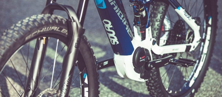 Nahaufnahme eines E-Bikes mit Bosch CX Motor und Schwalbe Reifen