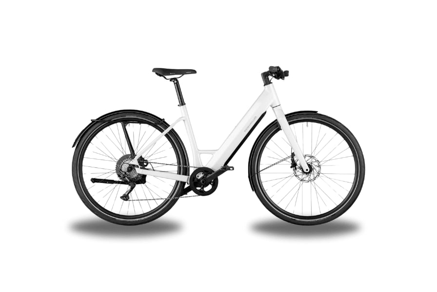 Weißes E-Bike mit Schutzblechen und Kettenschaltung
