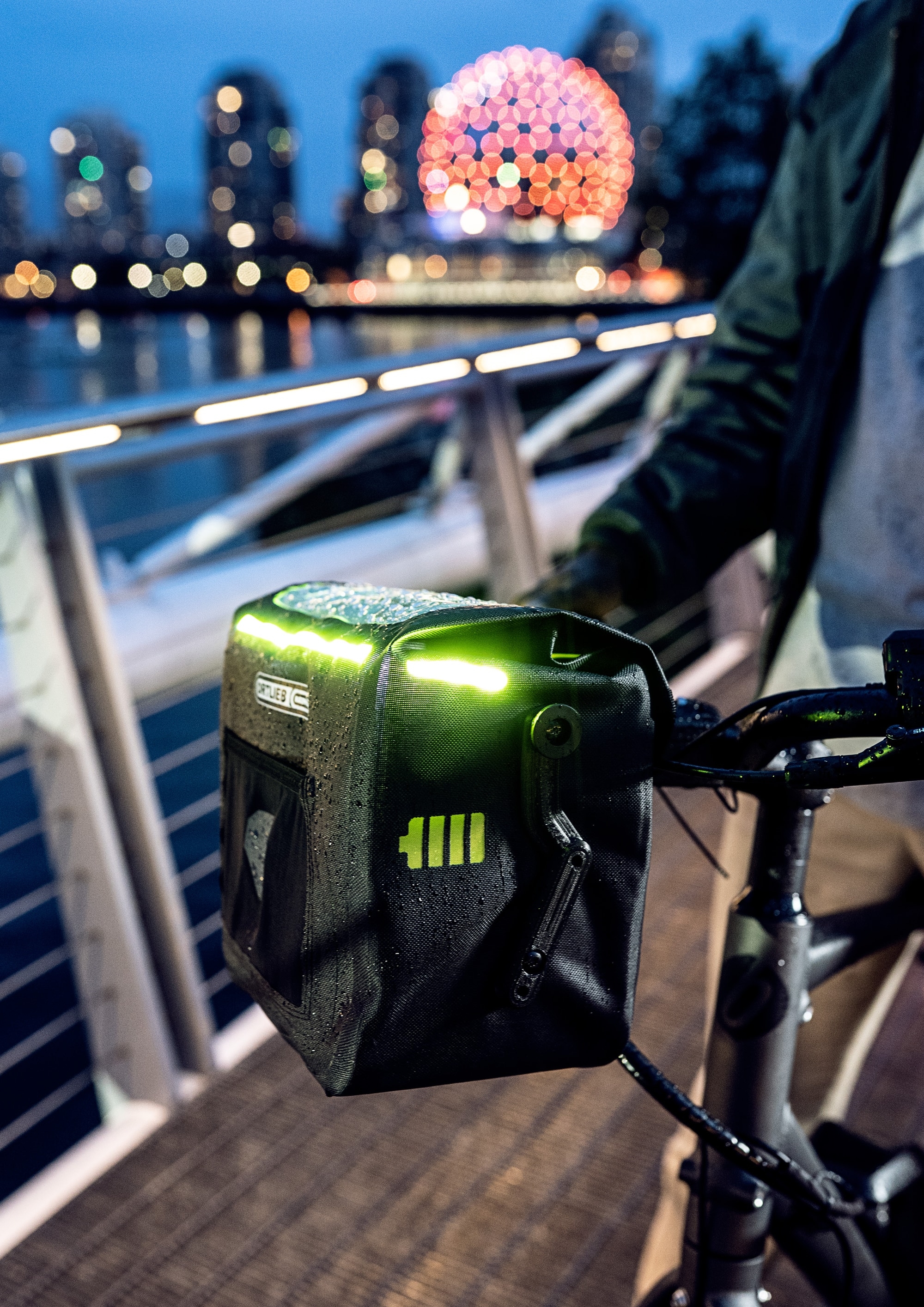 Stilvolle Ortlieb Lenkertasche mit integrierter Beleuchtung – ideal für Nachtfahrten und optimale Sichtbarkeit in d