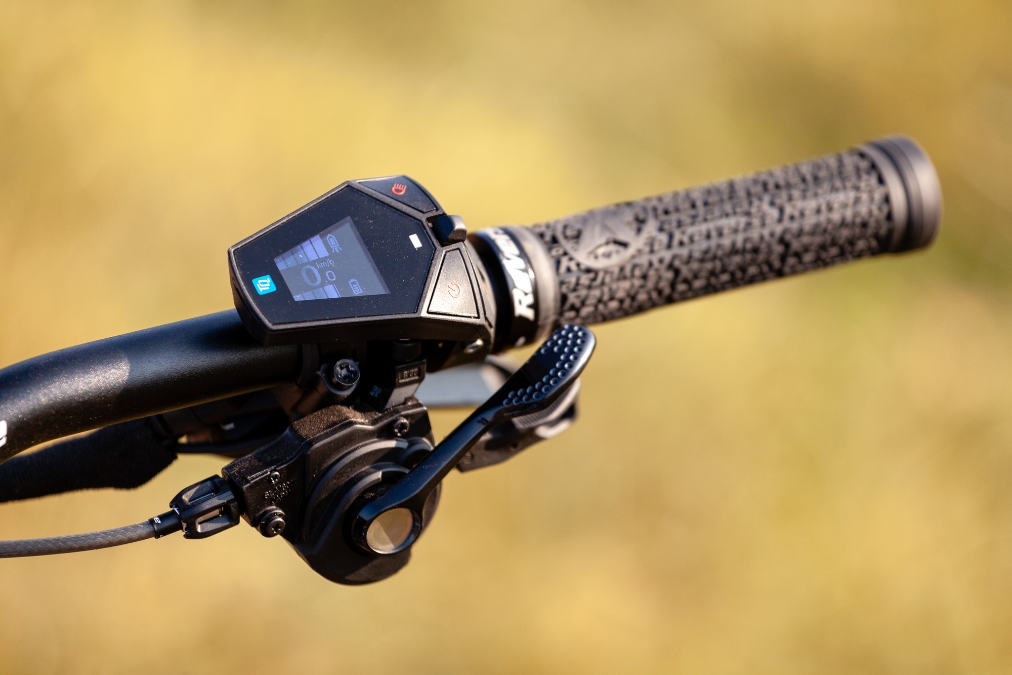 Das Bild zeigt den Lenker eines E-Bikes, speziell des Modells M1 Spitzing Evolution.