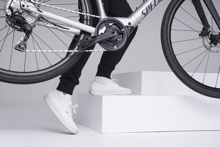 Detailansicht eines Specialized Vado SL E-Bikes mit Fokus auf Antrieb und Kette