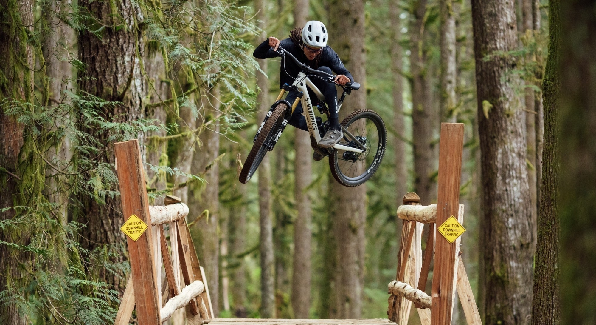 Das Bild zeigt einen Mann mit einem Specialized Turbo Levo SL im Sprung