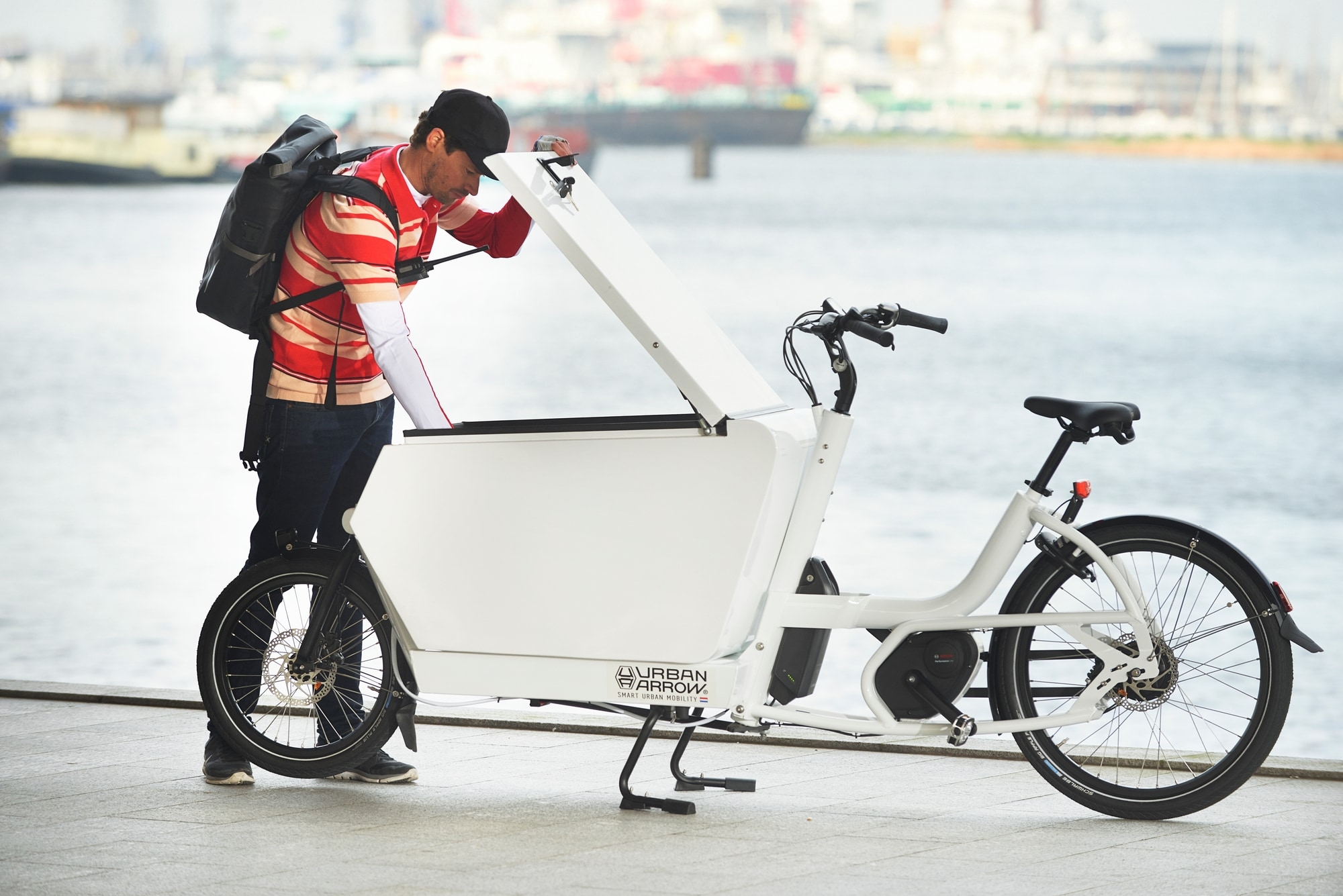 Entdecken Sie das Urban Arrow Cargo 9 E-Bike, ideal für städtische Mobilität. Perfekt für den Transport schwerer La