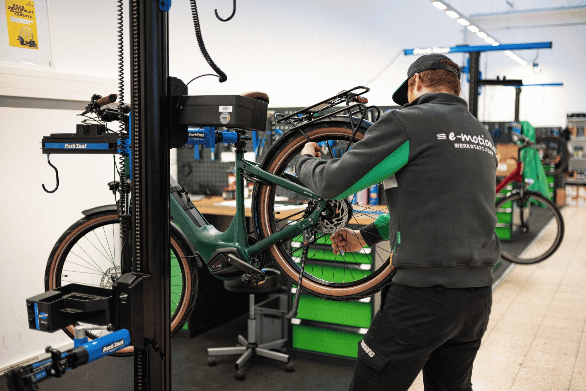 Ein Werkstattmitarbeiter arbeitet an einem e-Bike in der Service-Werkstatt