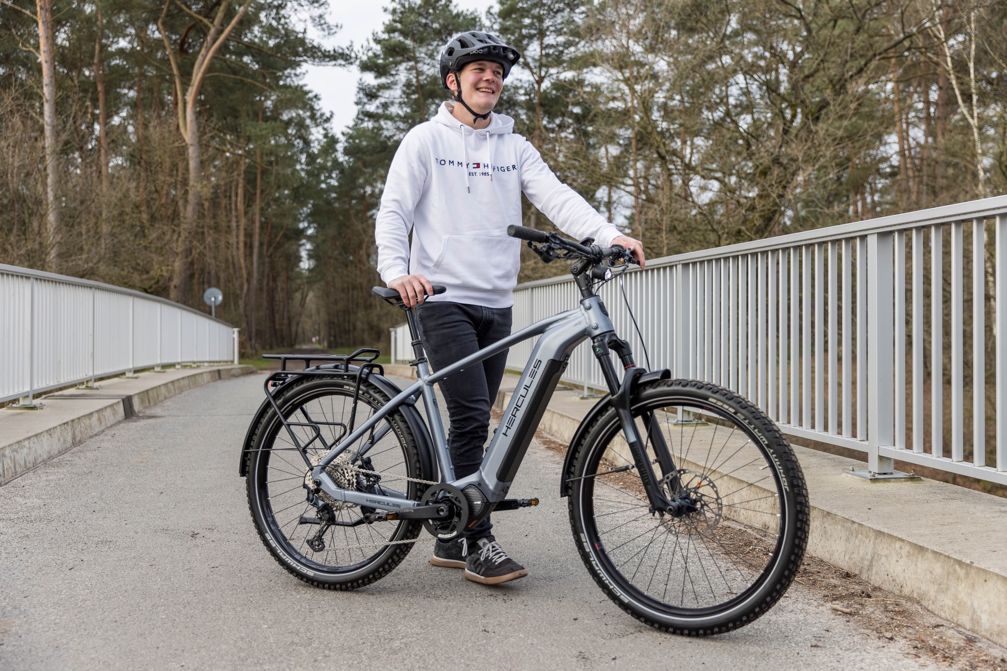 Entdecken Sie die Freiheit mit dem robusten Hercules SUV E-Bike. Perfekt für Stadt und Land, bietet es Komfort und