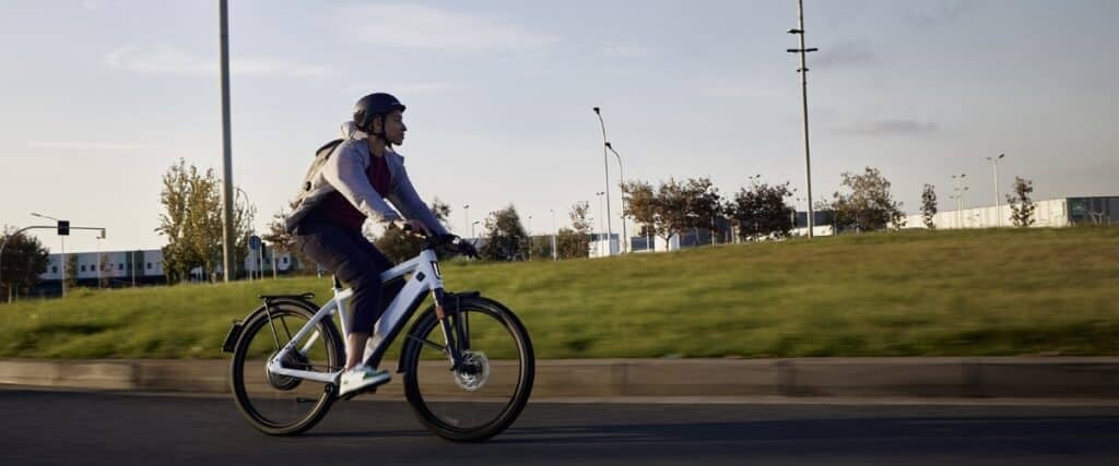 Person auf E-Bike fährt auf Straße bei Tageslicht