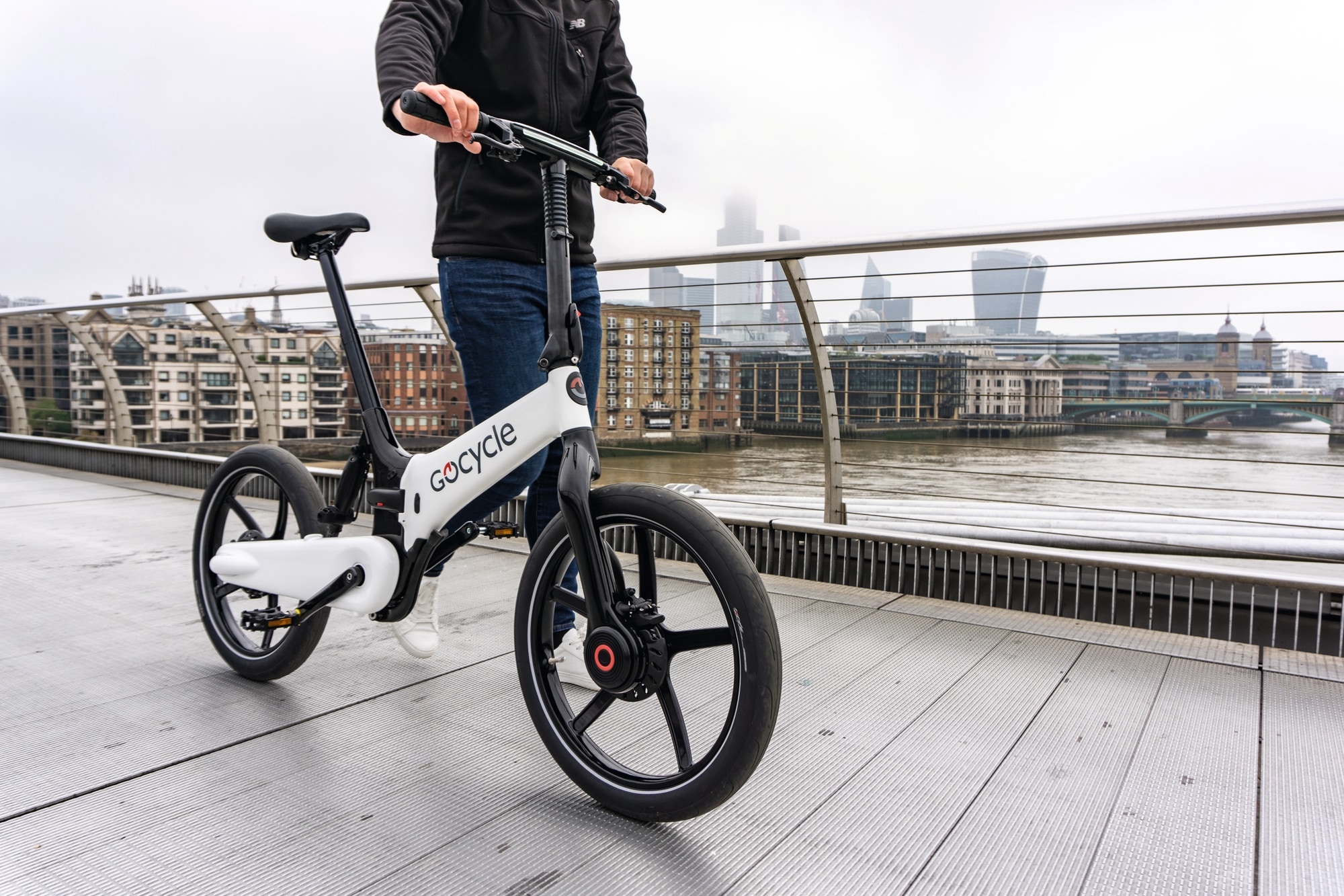 Entdecken Sie das stilvolle Gocycle G4i, ein faltbares E-Bike, ideal für städtische Abenteuer und Pendelstrecken.