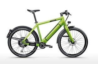 Grünes Stromer E-Bike seitlich auf weißem Hintergrund