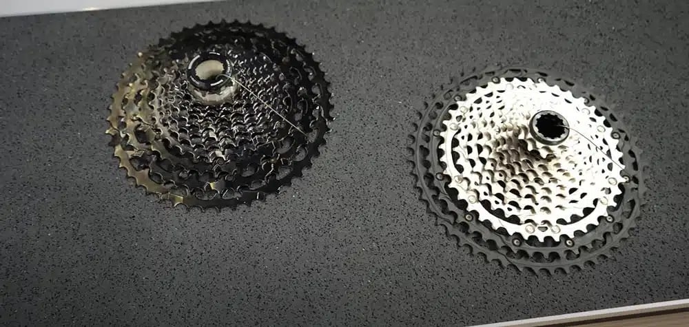 Zwei Fahrradkassetten auf grauem Hintergrund