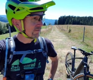 Entdecke die Freiheit des E-Bikens mit Bohler Fahrrad auf offenen Wegen in malerischer Landschaft.