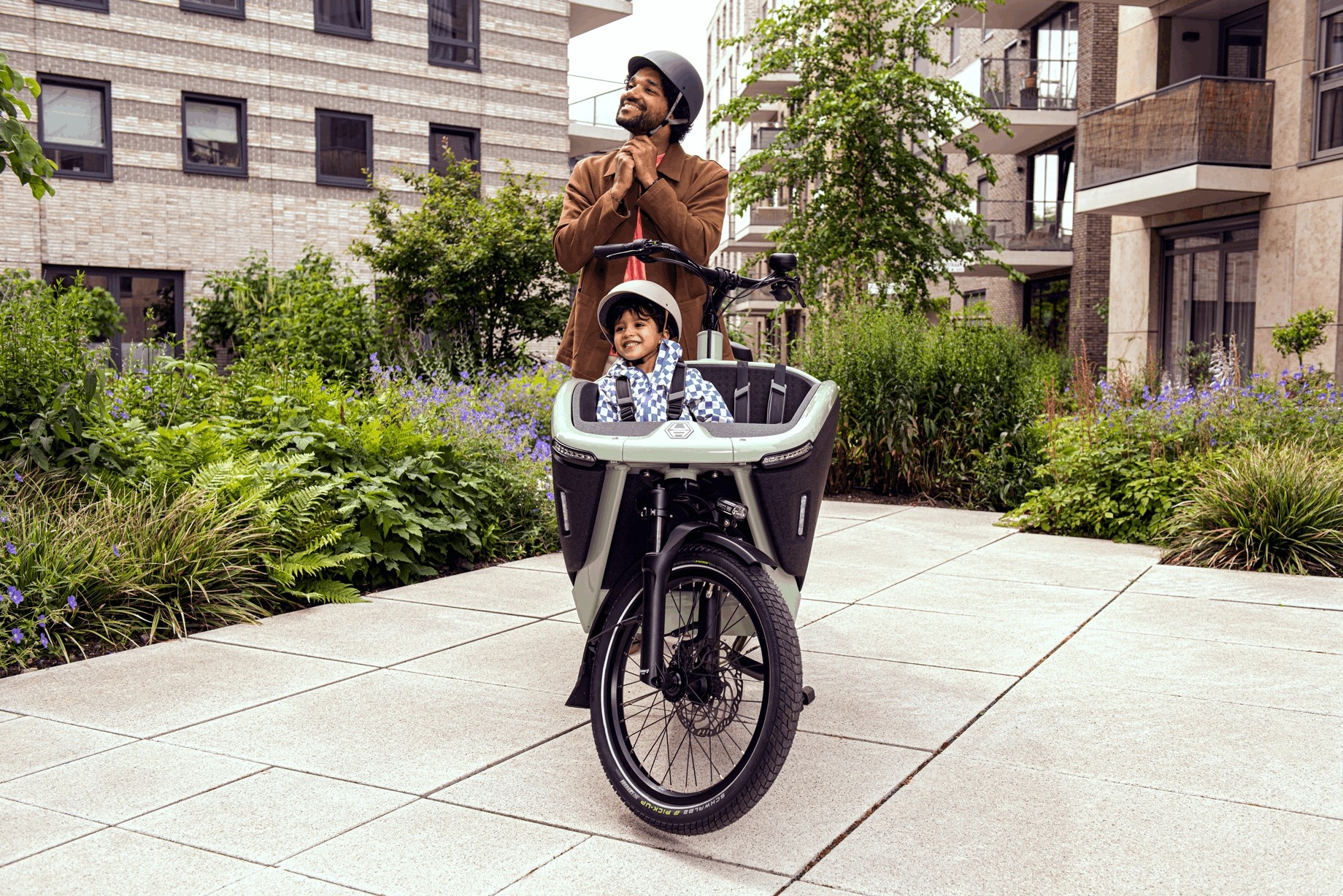 Das Bild zeigt das Urban Arrow FamilyNext in einer grünen Farbvariante, einem E-Lastenrad.