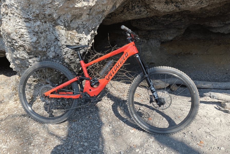 Rotes Specialized E-Bike vor Felswand im Freien