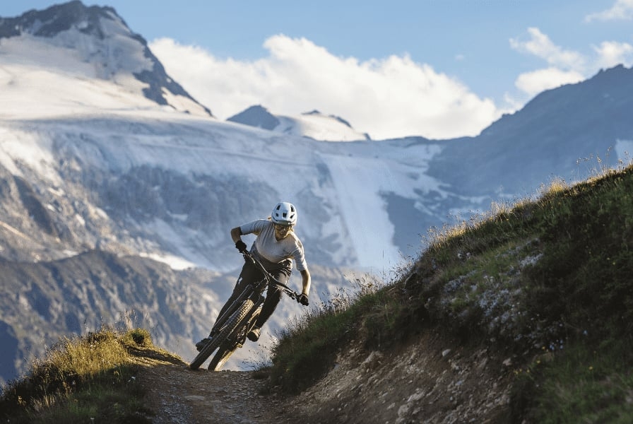Mountainbiker auf Specialized Levo SL in alpiner Landschaft