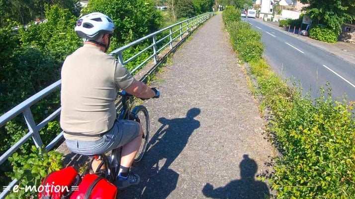 Mann fährt Specialized Turbo Vado 5.0 auf einem Radweg