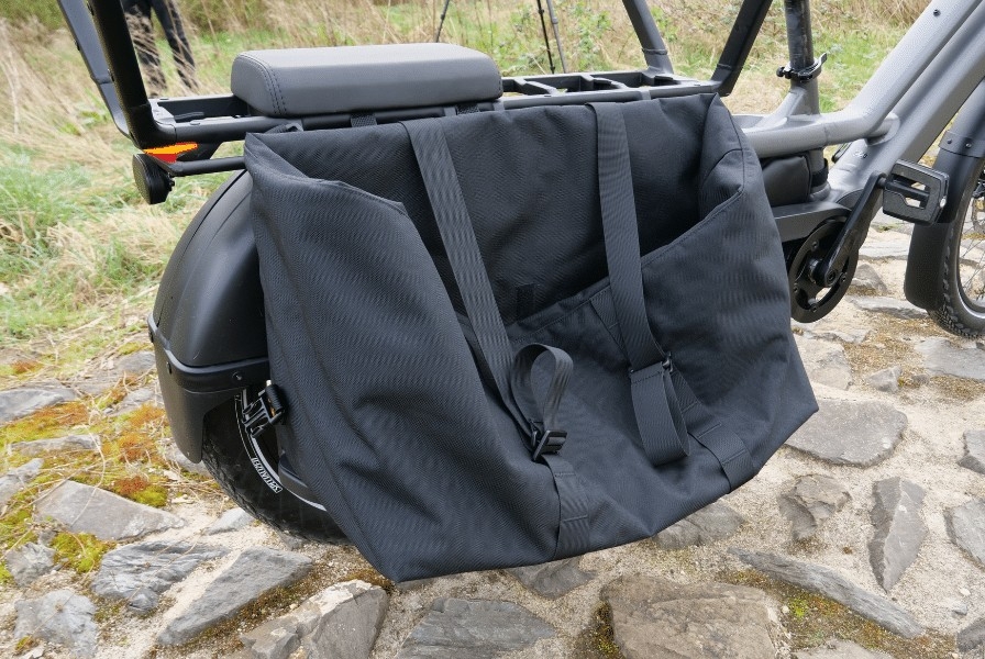 Die Abbildung zeigt eine robuste Gepäckträgertasche, die für das Specialized Turbo Porto 6 konzipiert ist.