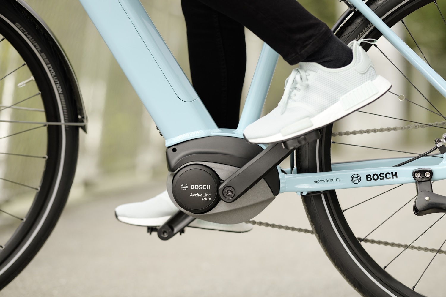 Entdecken Sie den Bosch Active Line Plus Antrieb für sanfte Unterstützung und angenehme Fahrten auf Ihrem E-Bike.