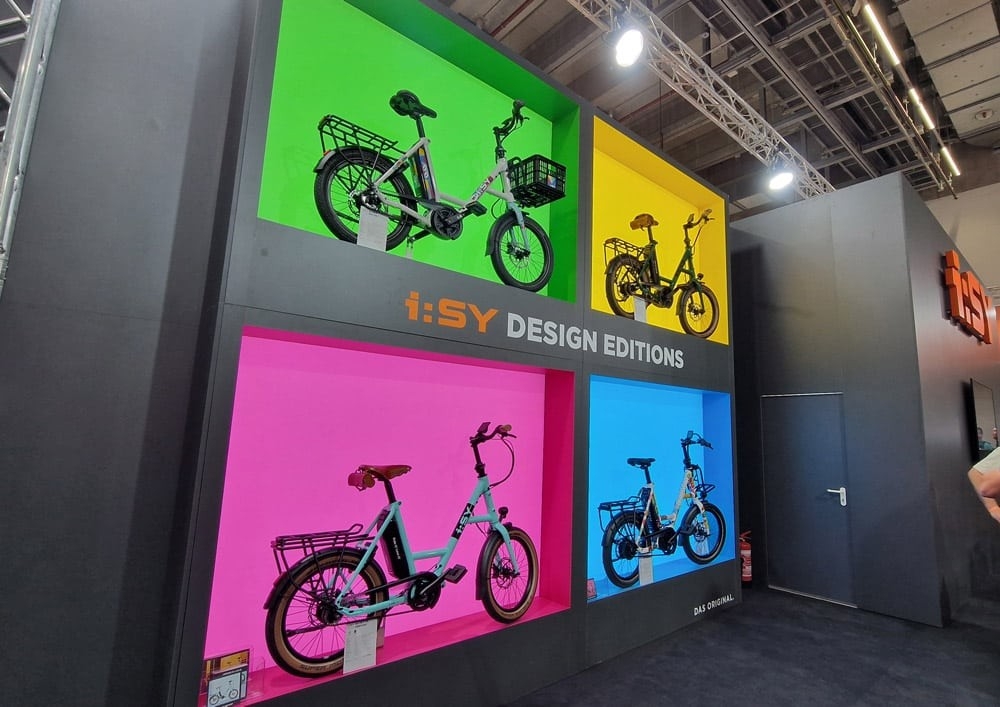 i:SY Präsentation, 4 bunte Boxen mit e-Bikes