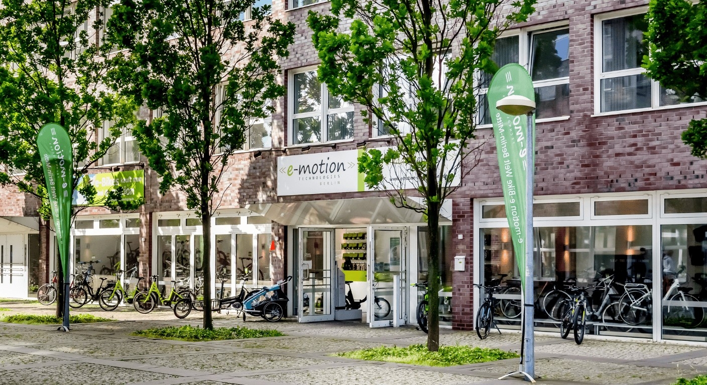 Das Bild zeigt die Außenansicht des e-motion Shops in Berlin-Mitte