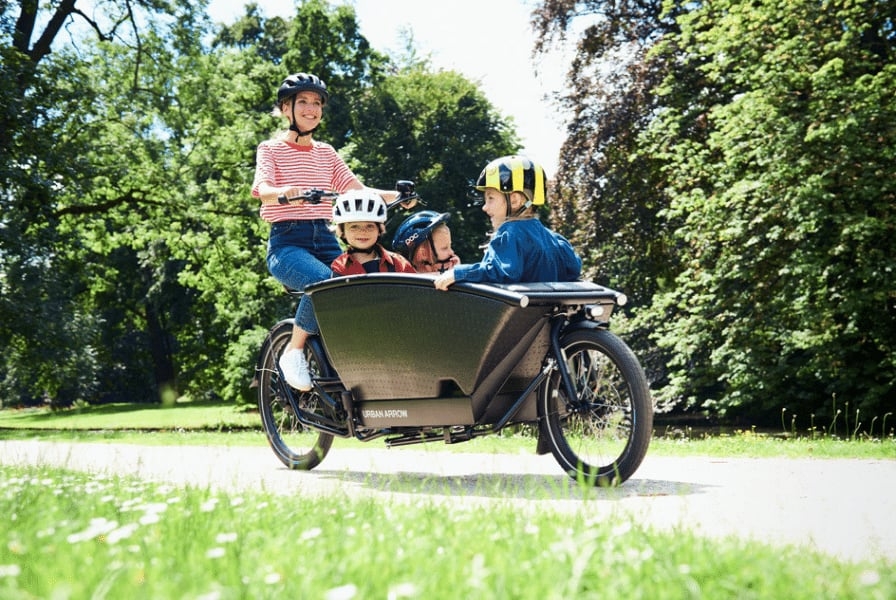 Urban Arrow Family 2020 Lastenrad mit Kindern im Park