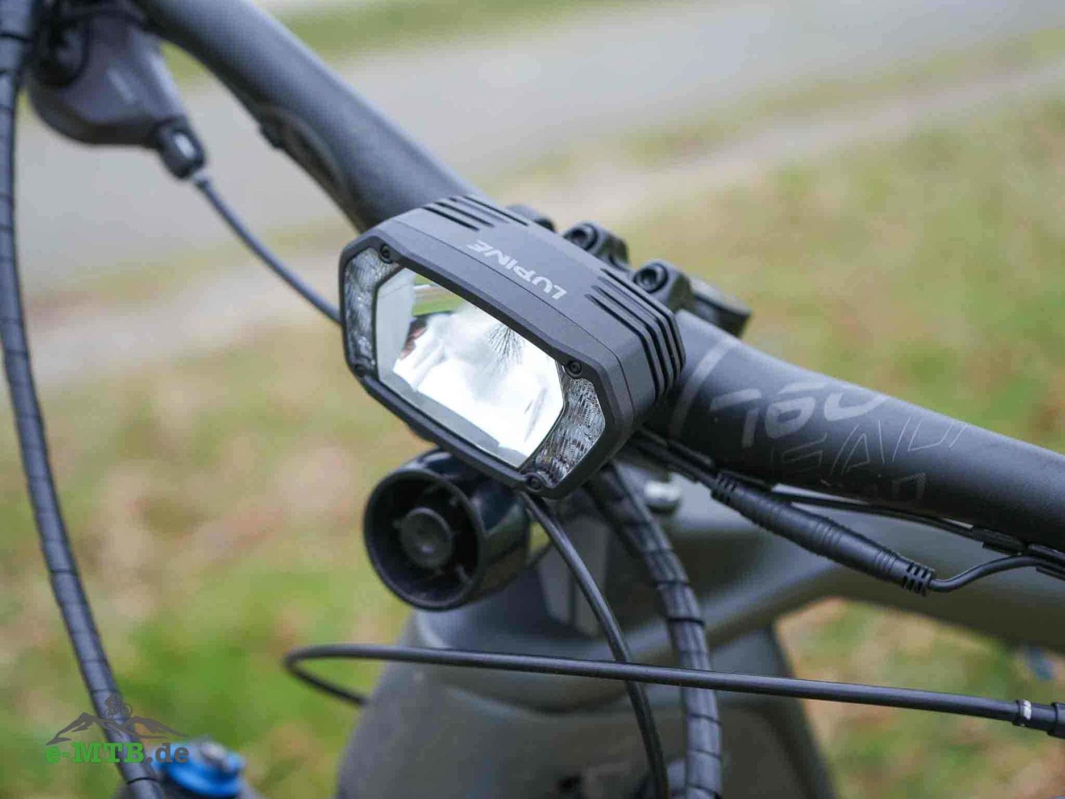 Robuste Lupine Lampe montiert an einem E-Bike-Lenker für optimale Beleuchtung bei jeder Fahrradtour.