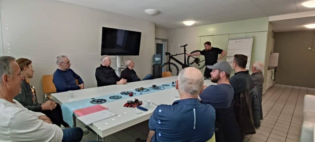 Workshop zur Fahrradschaltungseinstellung mit Teilnehmern und Präsentation