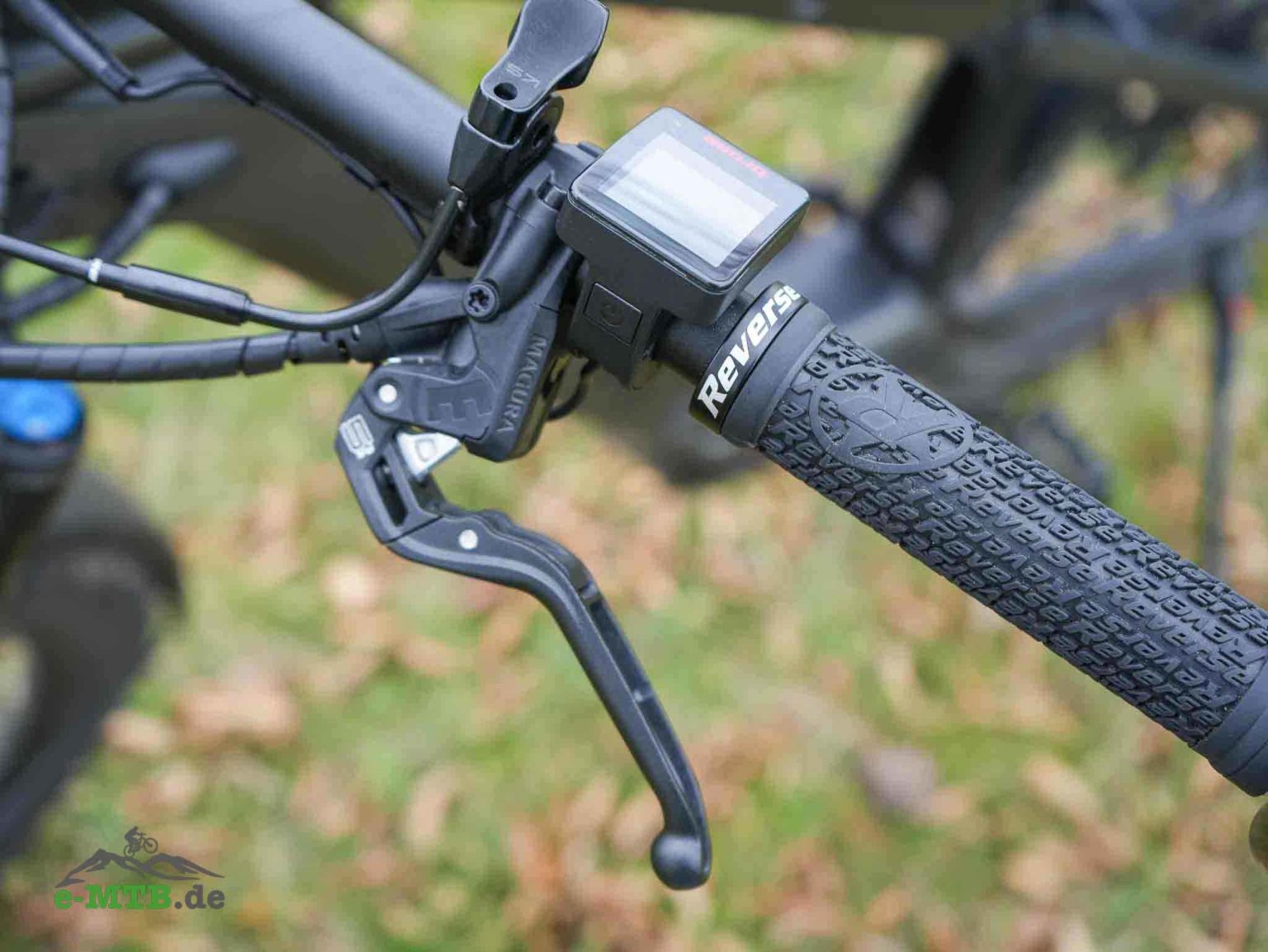 Hochwertige Reverse Lenkergriffe und prĂ€zise Magura Bremse fĂŒr maximalen Fahrkomfort und Sicherheit auf Ihrem E-Bik