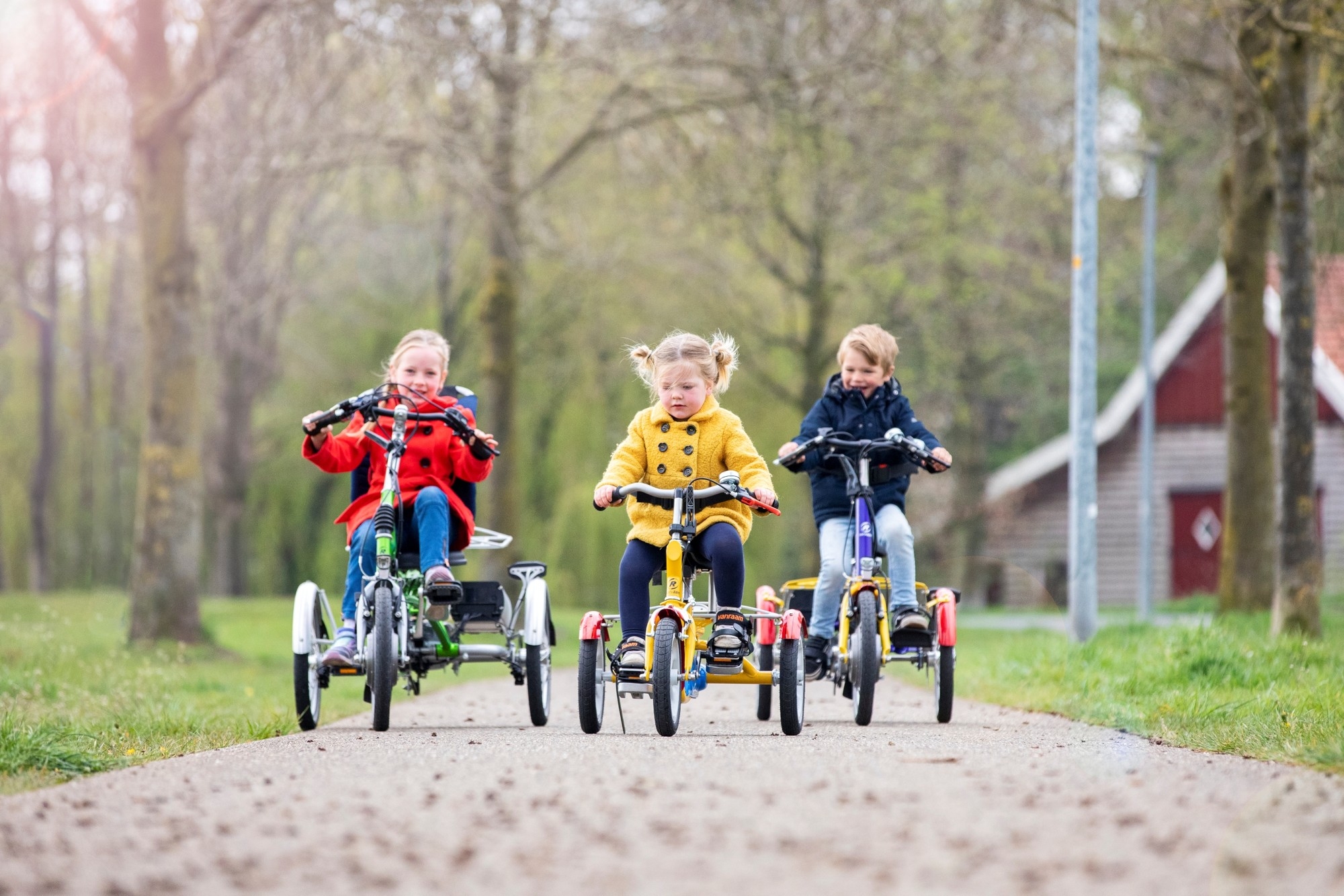 Das Bild zeigt drei Kinder auf Easy Rider Smalls von vanRaam