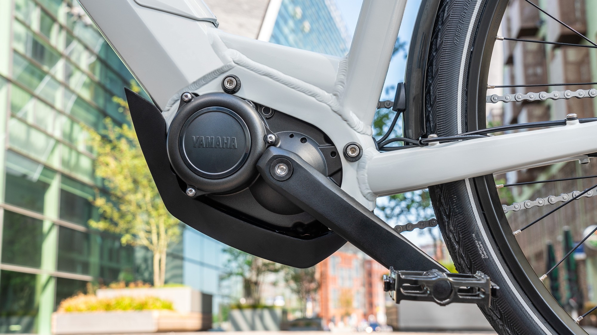 weißes e-Bike mit einem Yamaha PW-CE Motor