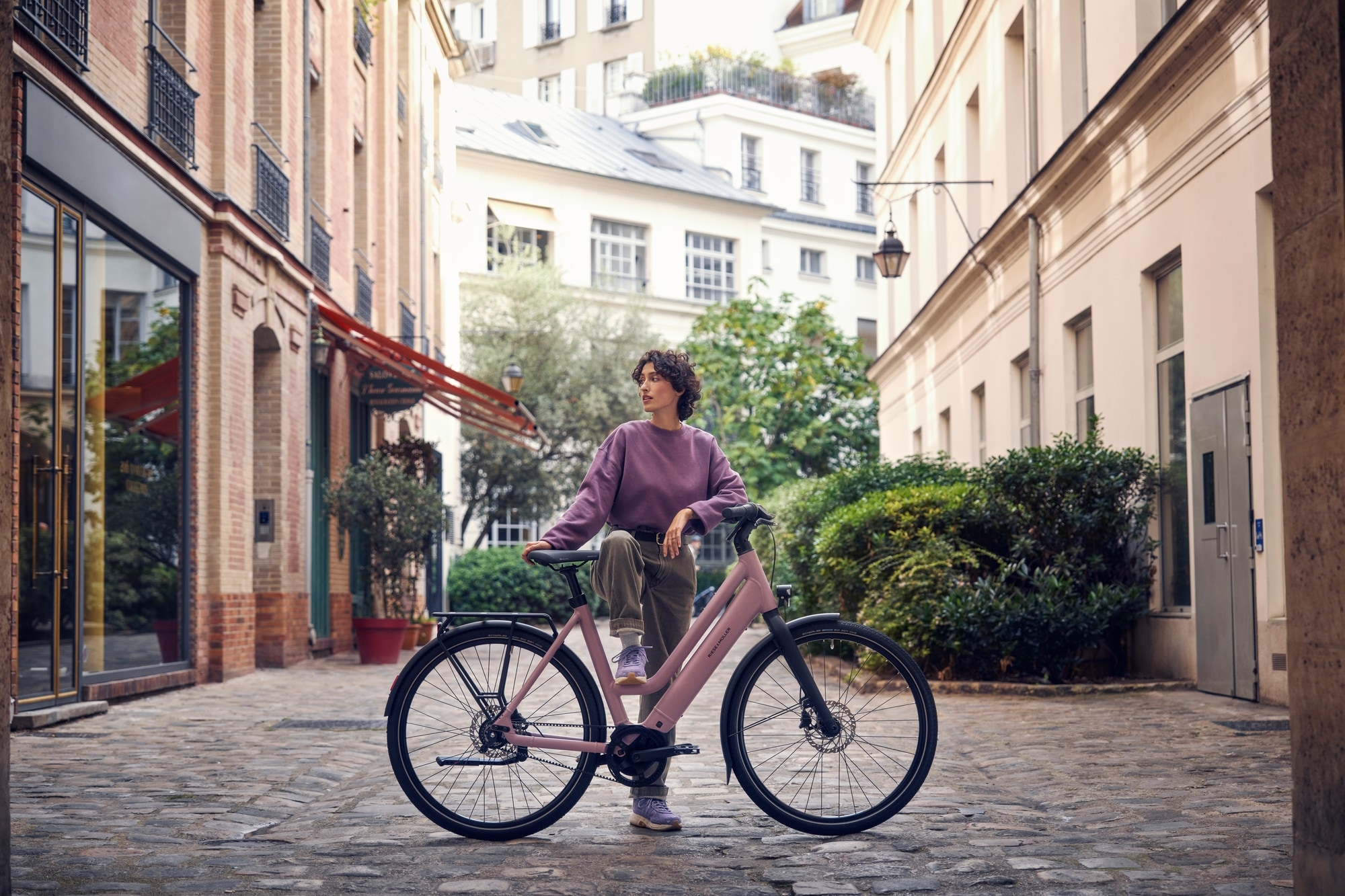 Erleben Sie urbane Mobilität mit dem Riese & Müller Culture Mixte E-Bike: Eleganz trifft auf Funktionalität im städ