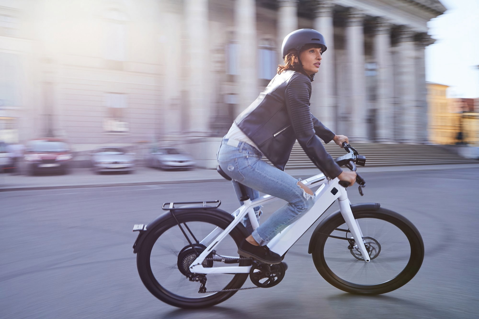Das Bild zeigt ein Stromer e-Bike aus dem Jahr 2019, das in urbaner Umgebung von einer Frau gefahren wird.
