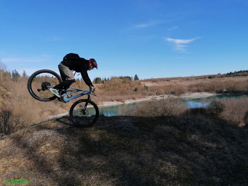 Erleben Sie das Specialized Levo SL Comp Carbon auf anspruchsvollen Trails mit atemberaubender Landschaft im Hinter