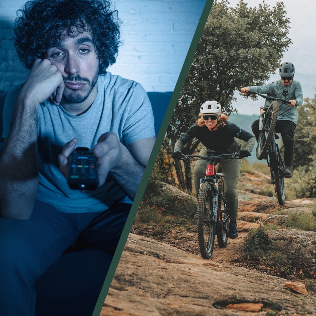 Auf der einen Seite ein Mann auf dem Sofa, auf der anderen Seite zwei e-Mountainbiker