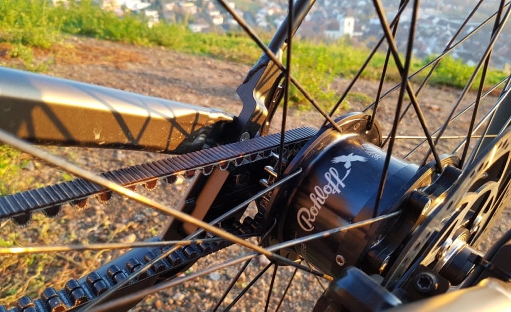 Nahaufnahme eines Riemenantriebs mit Rohloff-Nabe an einem Fahrrad