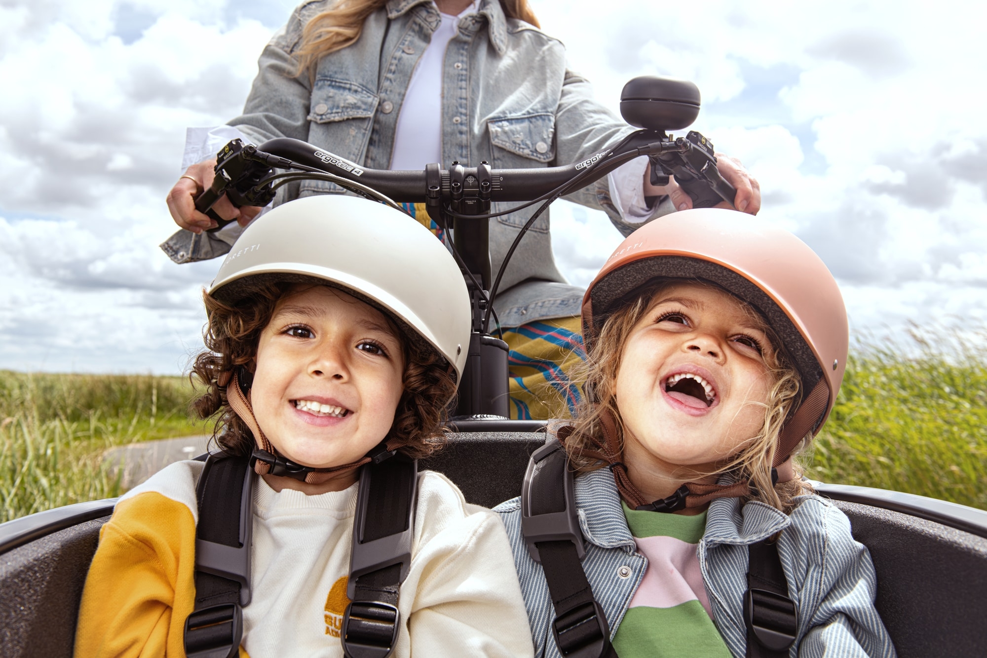 Entdecken Sie das Urban Arrow Family Next für sichere und spaßige Familienausflüge mit Kindern. Perfekt für urbane