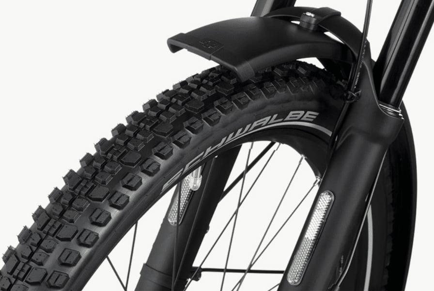 Nahaufnahme eines Schwalbe-Reifens am Nevo4 E-Bike von Riese & Müller