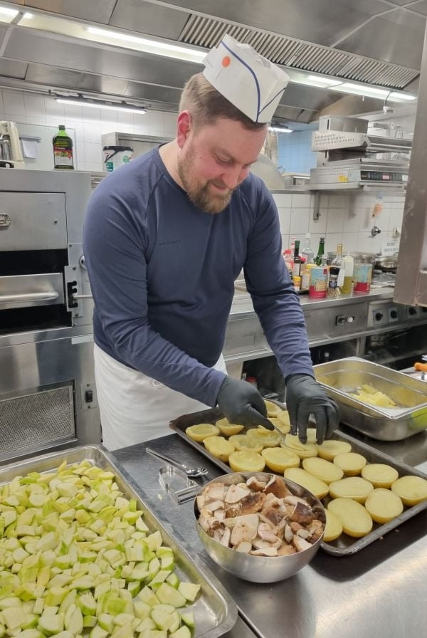 Koch bereitet Zutaten in professioneller Küche vor